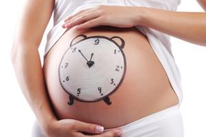 Wat beïnvloedt het eerste uur na de geboorte?
