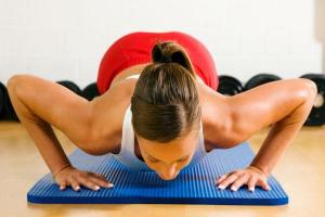 Самые эффективные упражнения для подтяжки груди после родов и кормления