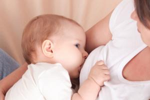 Hoe een verkoudheid te behandelen tijdens het geven van borstvoeding zonder de baby te schaden