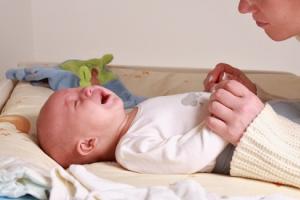 How to understand that a child has a tummy ache due to colic