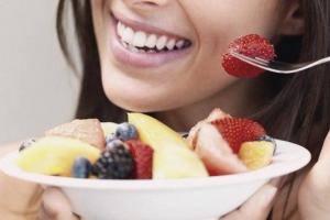 Все, что нужно знать о роли фруктов и ягод в рационе кормящей мамы